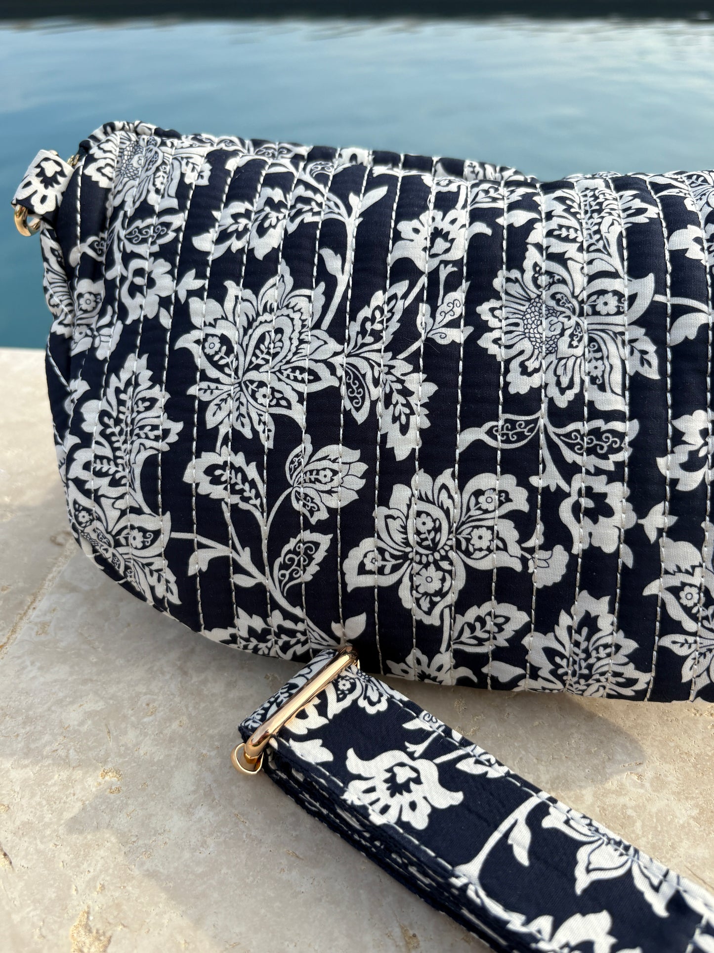 Sac banane coton matelassé liberty fleuri toile de jouy bleu marine et blanc
