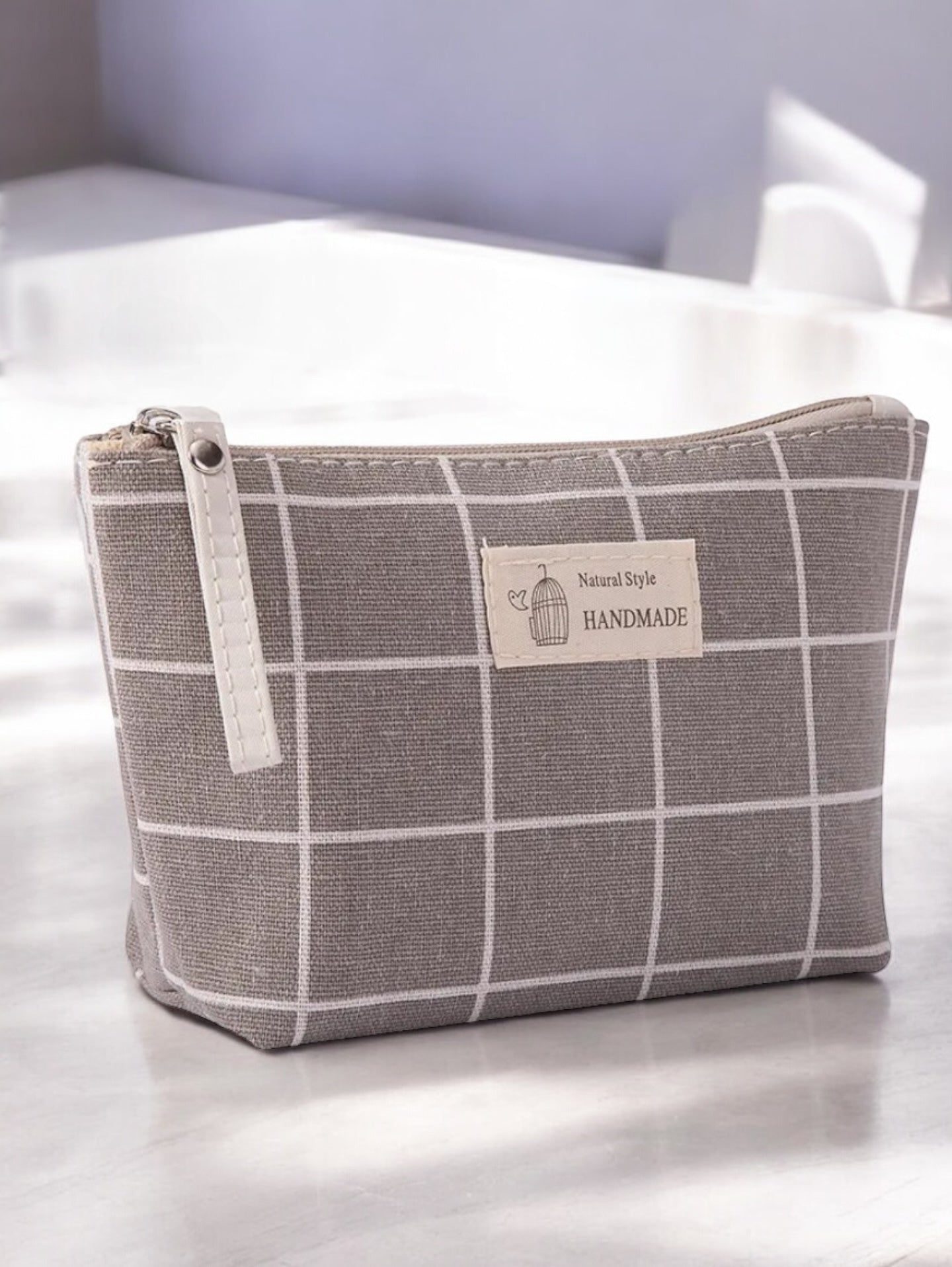 Trousse en coton motif à carreaux blancs sur un fond gris