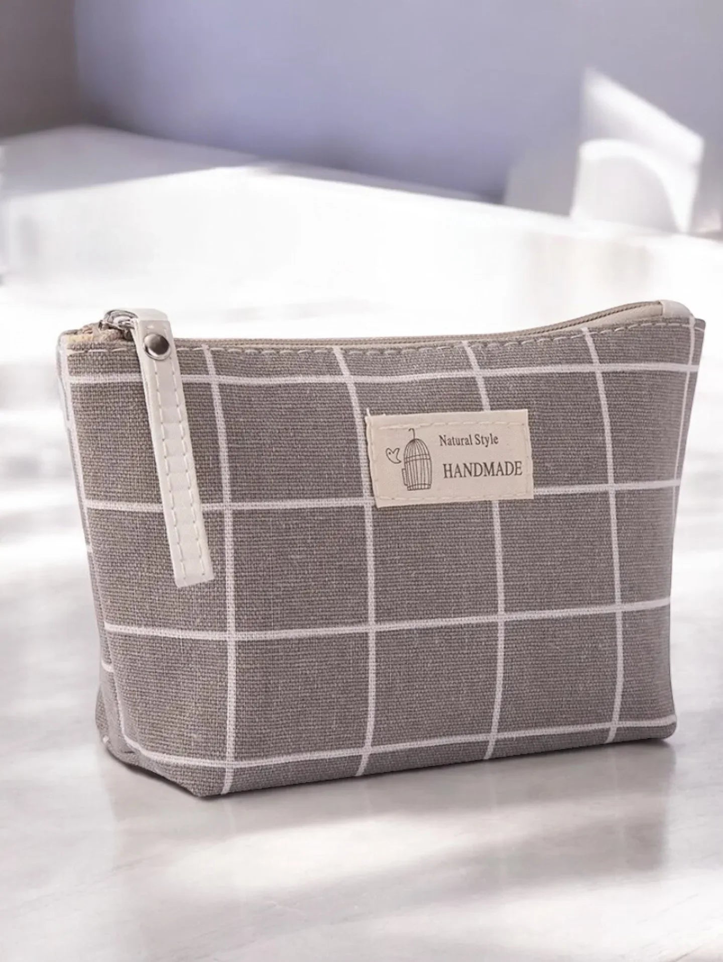 Trousse en coton motif à carreaux blancs sur un fond gris
