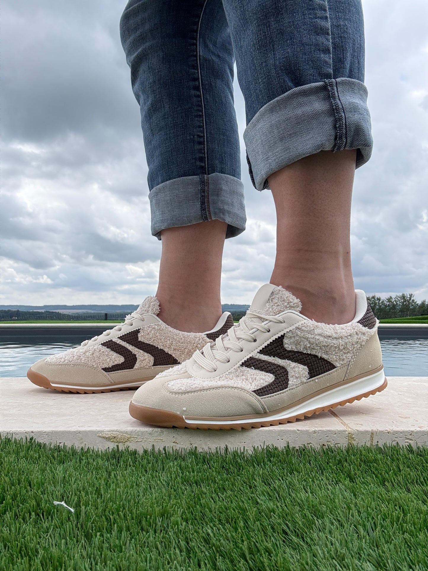 Nouveautés - Chaussures baskets en moumoute bouclettes blanches et noires avec motif en zigzag