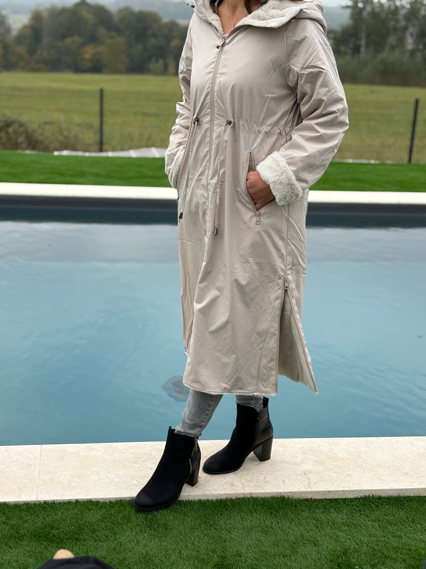 Melya Melody - Manteau long réversible blanc crème fausse fourrure avec capuche et cordons de serrage à la taille