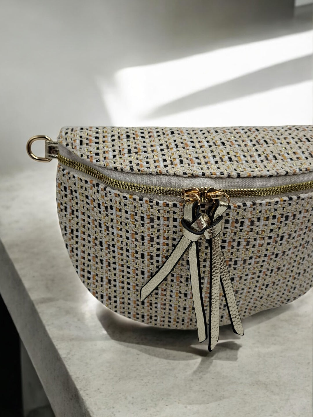 Sac banane en tissu à motif texturé noir, beige et camel sangle fantaisie