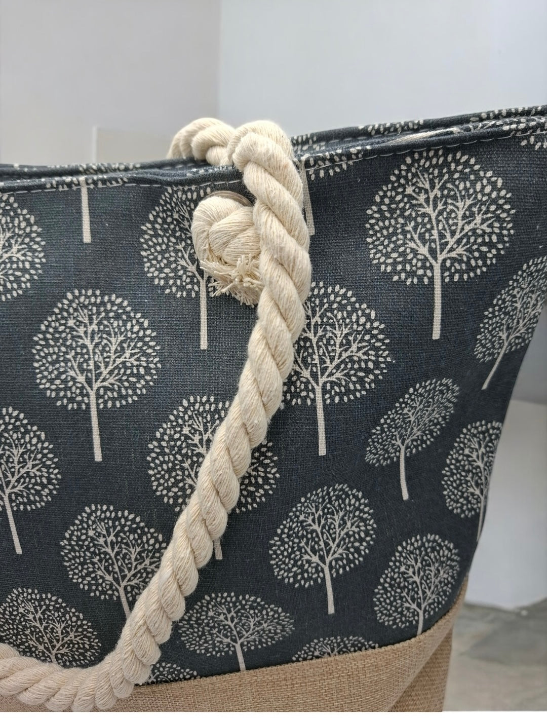 Sac à main de plage porté à l’épaule gris motifs arbres
