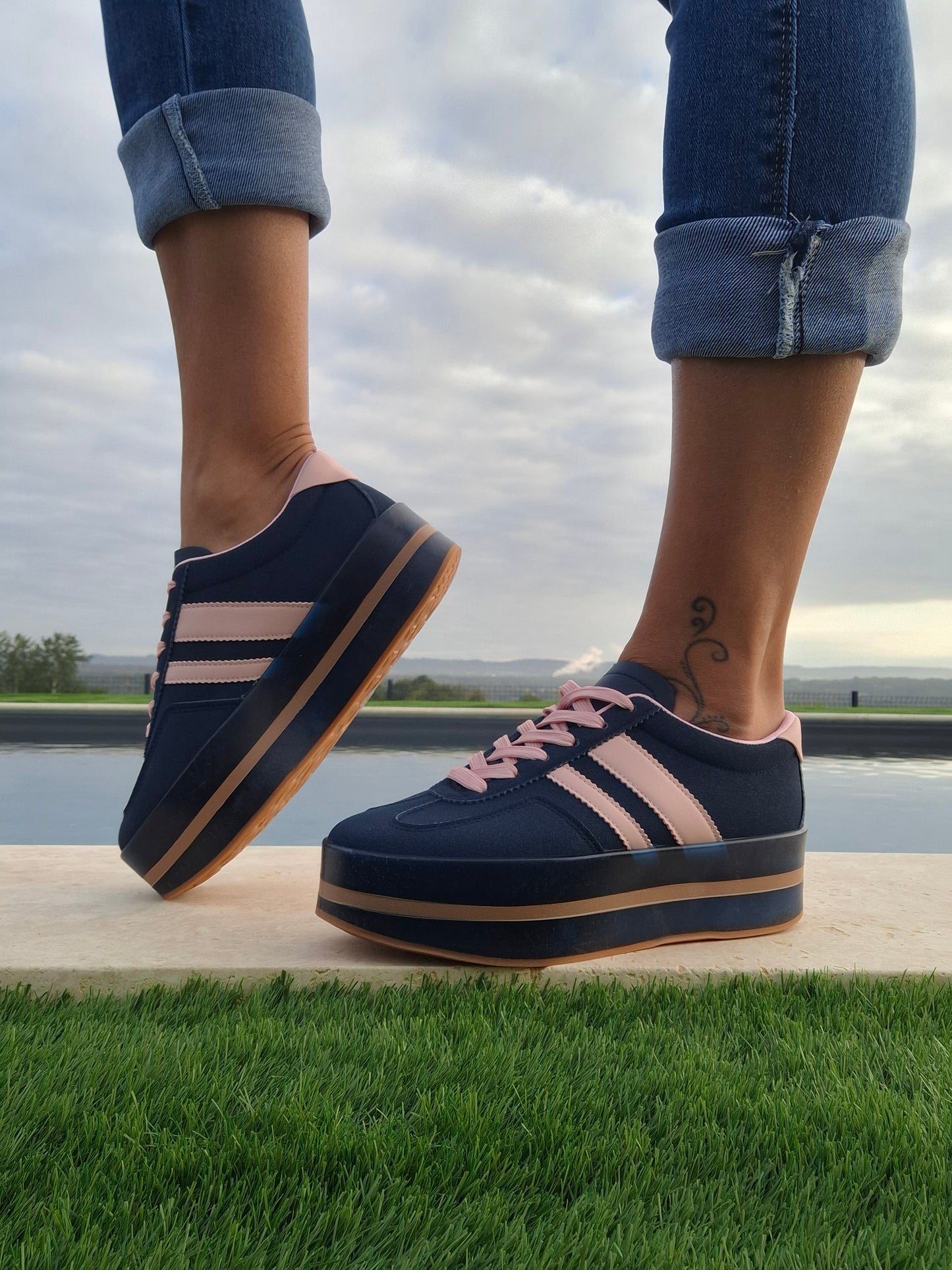 Chaussures baskets basses compensées bleu marine avec bandes roses style sneakers campus