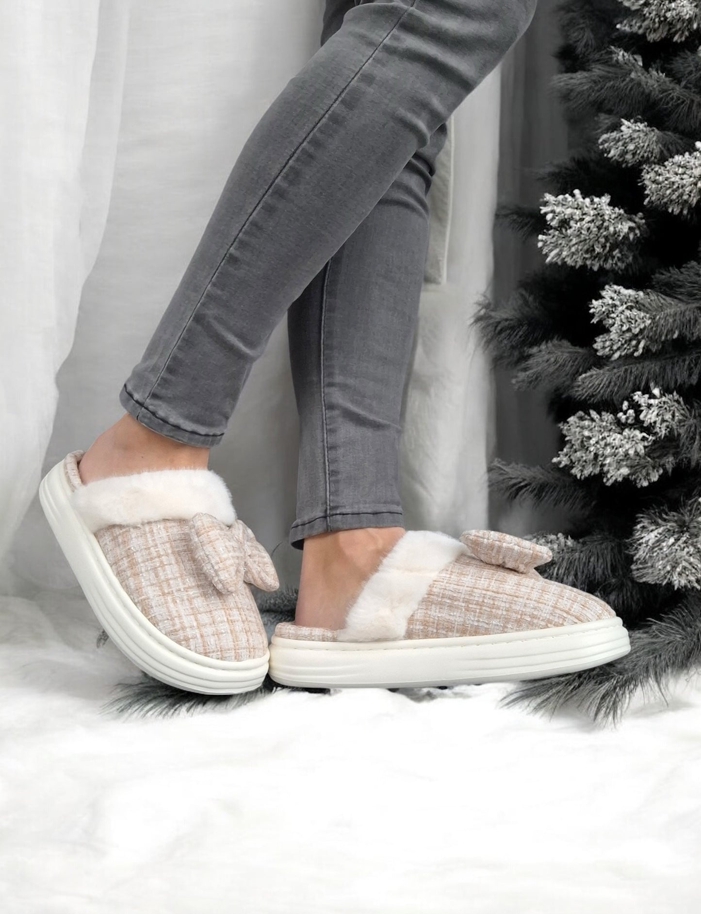 Chaussons fourrés beige et blanc en tissu à carreaux avec noeud