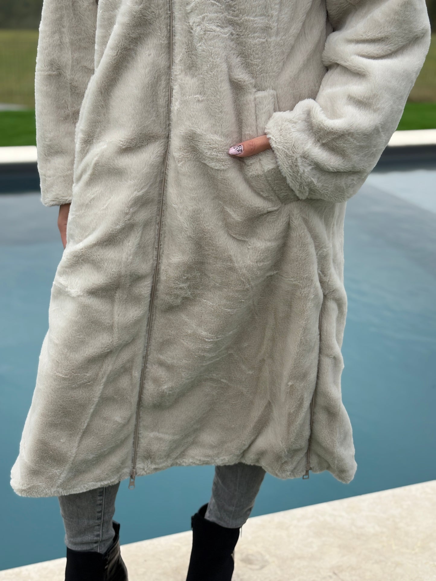 Melya Melody - Manteau long réversible blanc crème fausse fourrure avec capuche et cordons de serrage à la taille