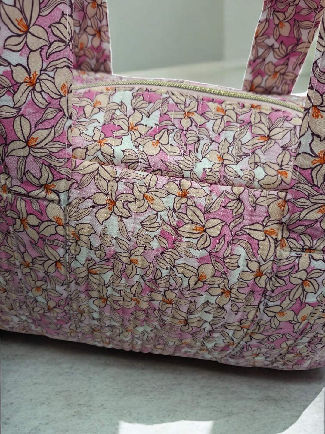 Sac week-end polochon en coton matelassé rose liberty fleuri rose et taupe