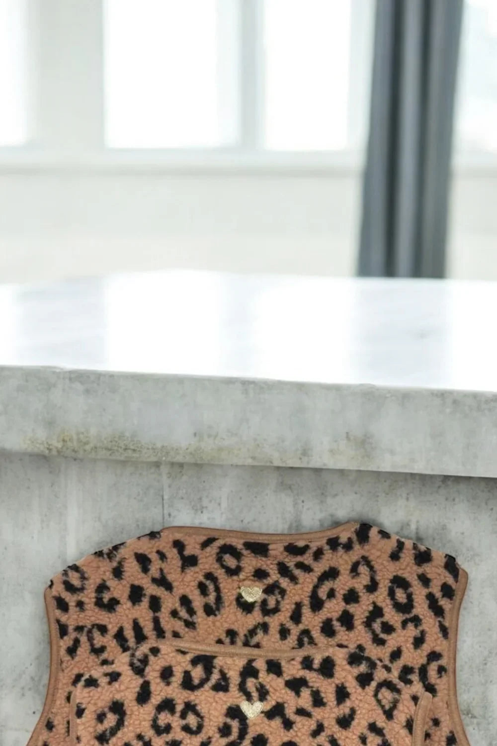 Veste gilet peluche moumoute sans manches imprimé léopard marron noir