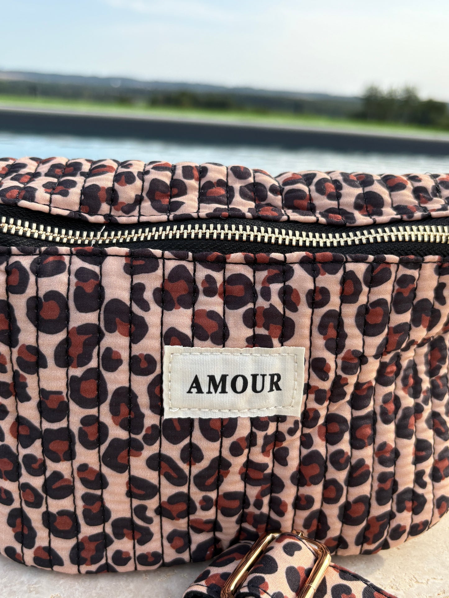 Sac banane tissu coton matelassé imprimé léopard beige marron