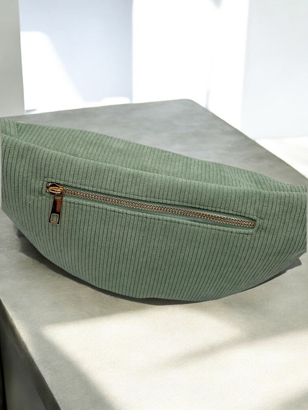 Sac banane velours cotelé vert d’eau