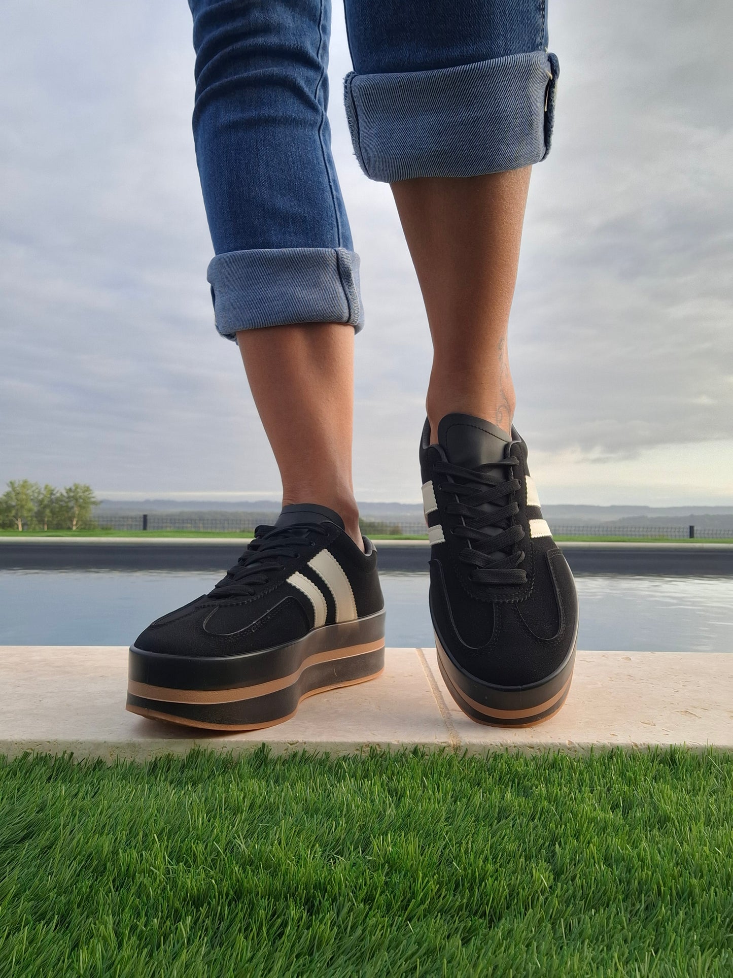 Chaussures baskets basses compensées noir avec bandes blanches style sneakers campus