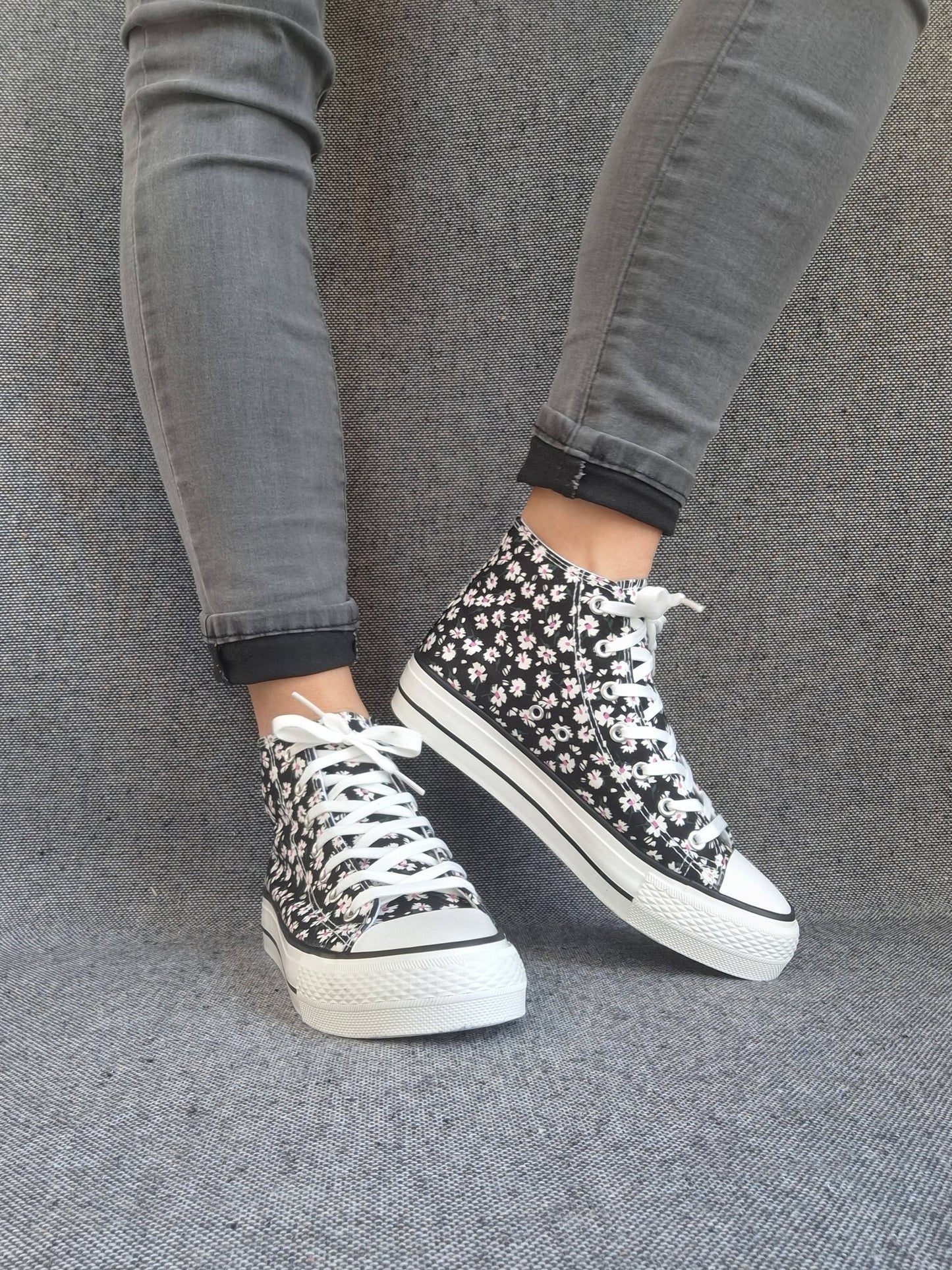 Chaussures baskets hautes motifs liberty fleurs noire en tissu style converse