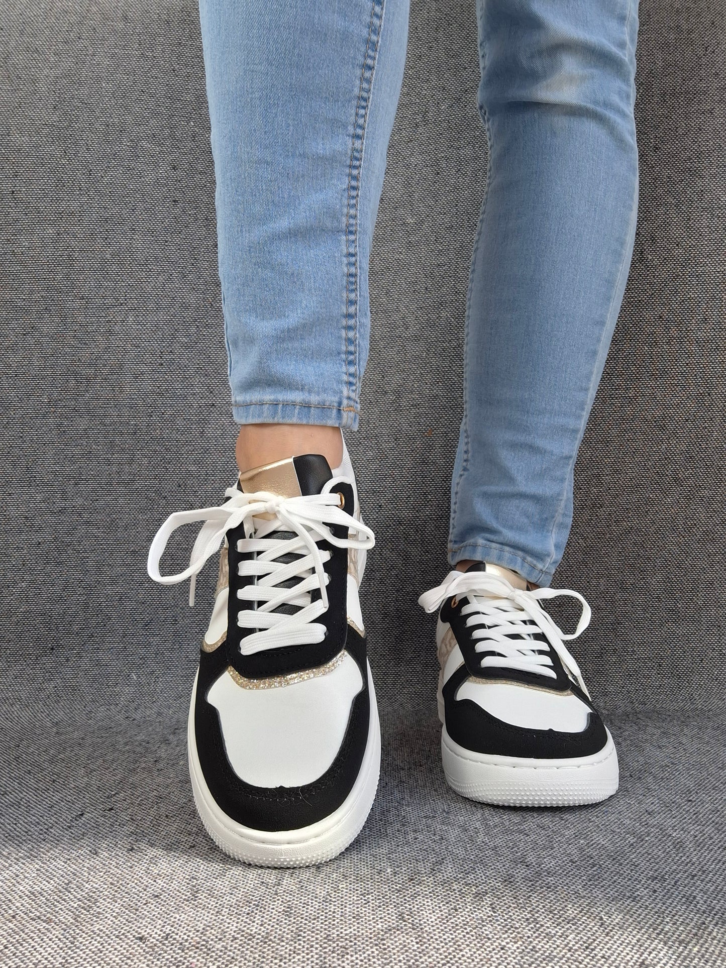 Chaussures baskets blanches et noirs details dorés style sneakers