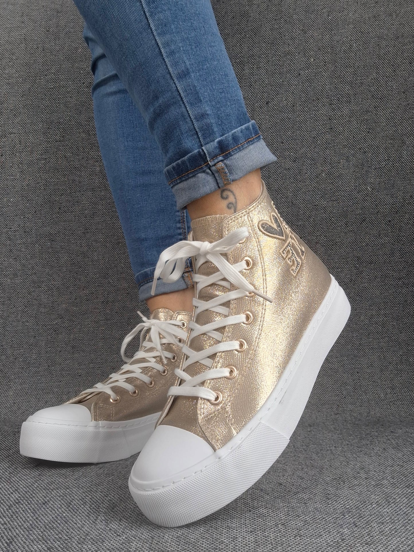 Chaussures baskets hautes tissu doré inscription "LOVE" style converse