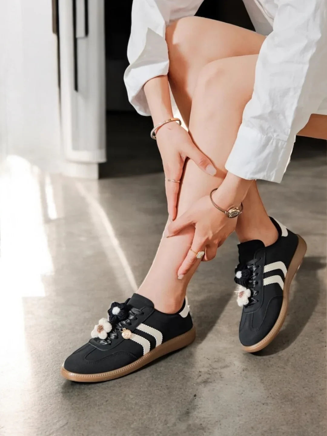 Chaussures baskets basses plates noires avec deux bandes blanches