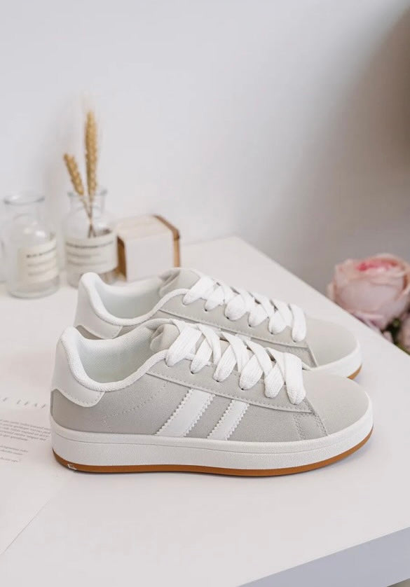 Chaussures baskets basses grises à rayures blanches style sneakers