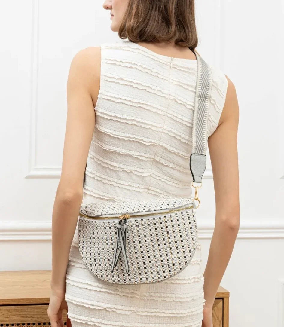 Sac banane en tissu à motif texturé de couleurs blanc, noir et bleuté sangle fantaisie