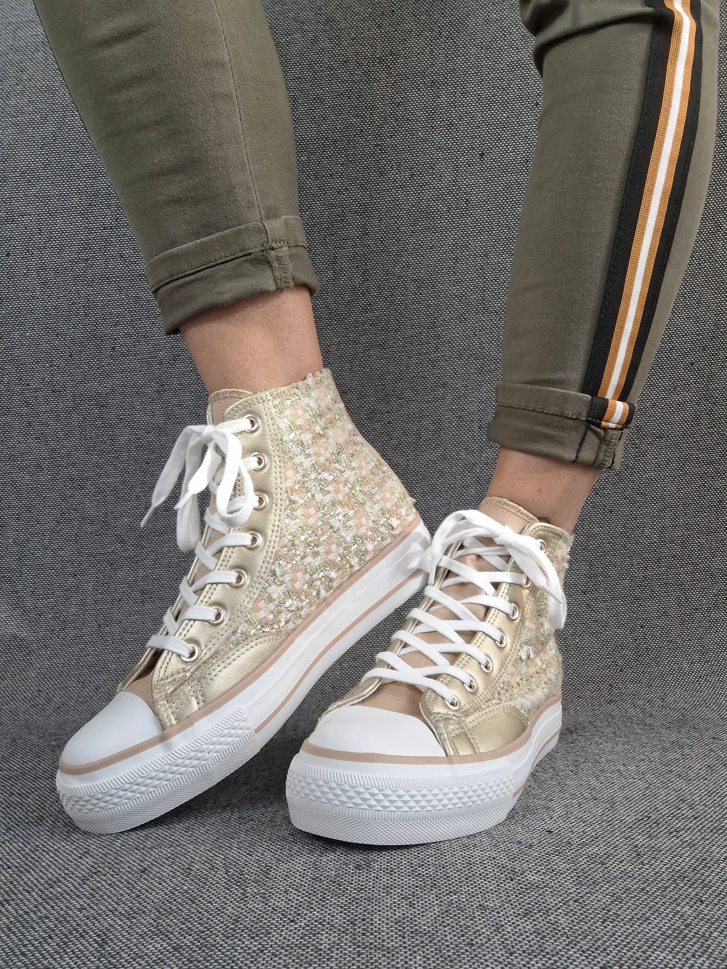Chaussures baskets hautes en tweed doré style converse