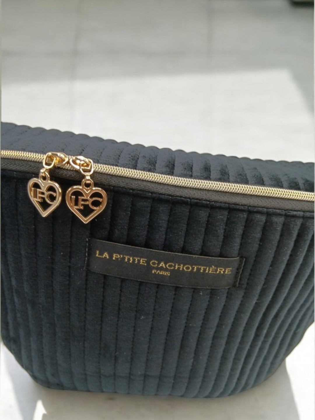 Sac banane en velours côtelé noir “La P’tite cachottière”