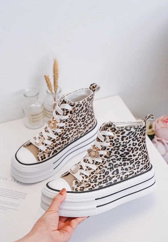 Chaussures baskets hautes semelle compensée en simili motif léopard style converse