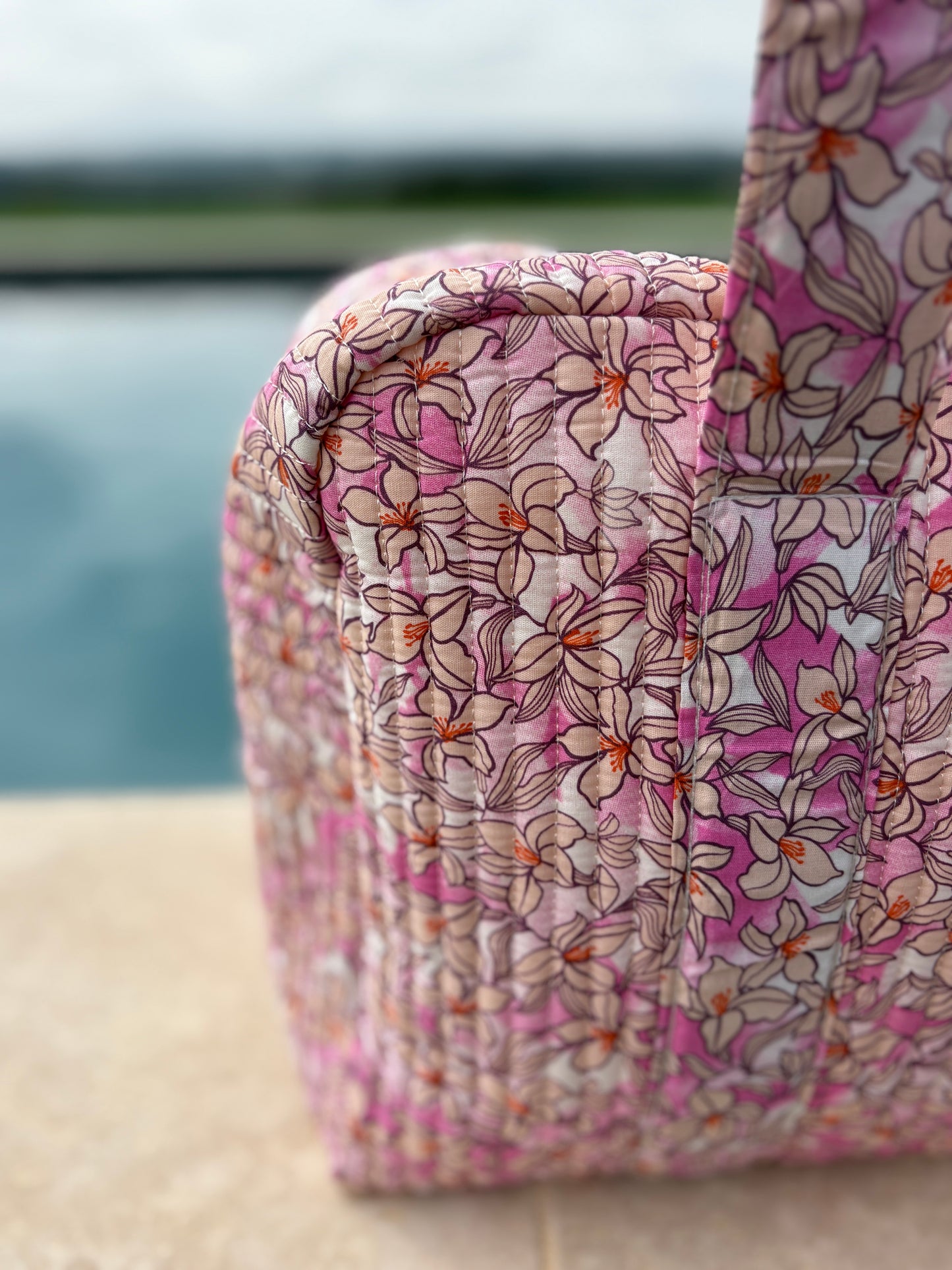 Sac week-end polochon en coton matelassé rose liberty fleuri rose et taupe