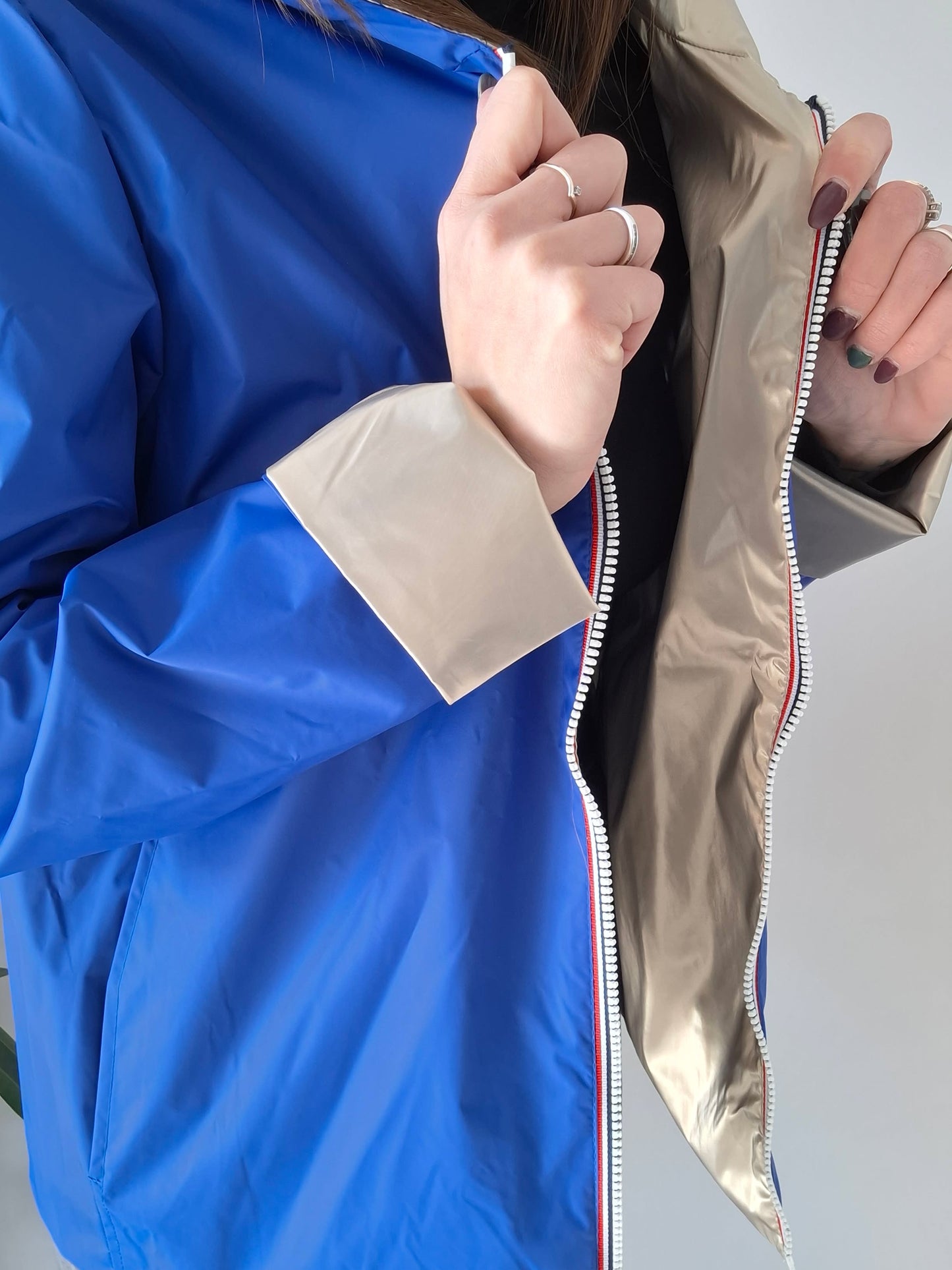 Laura Jo - Imperméable réversible court sans garnissage ouate couleur bleu électrique doré