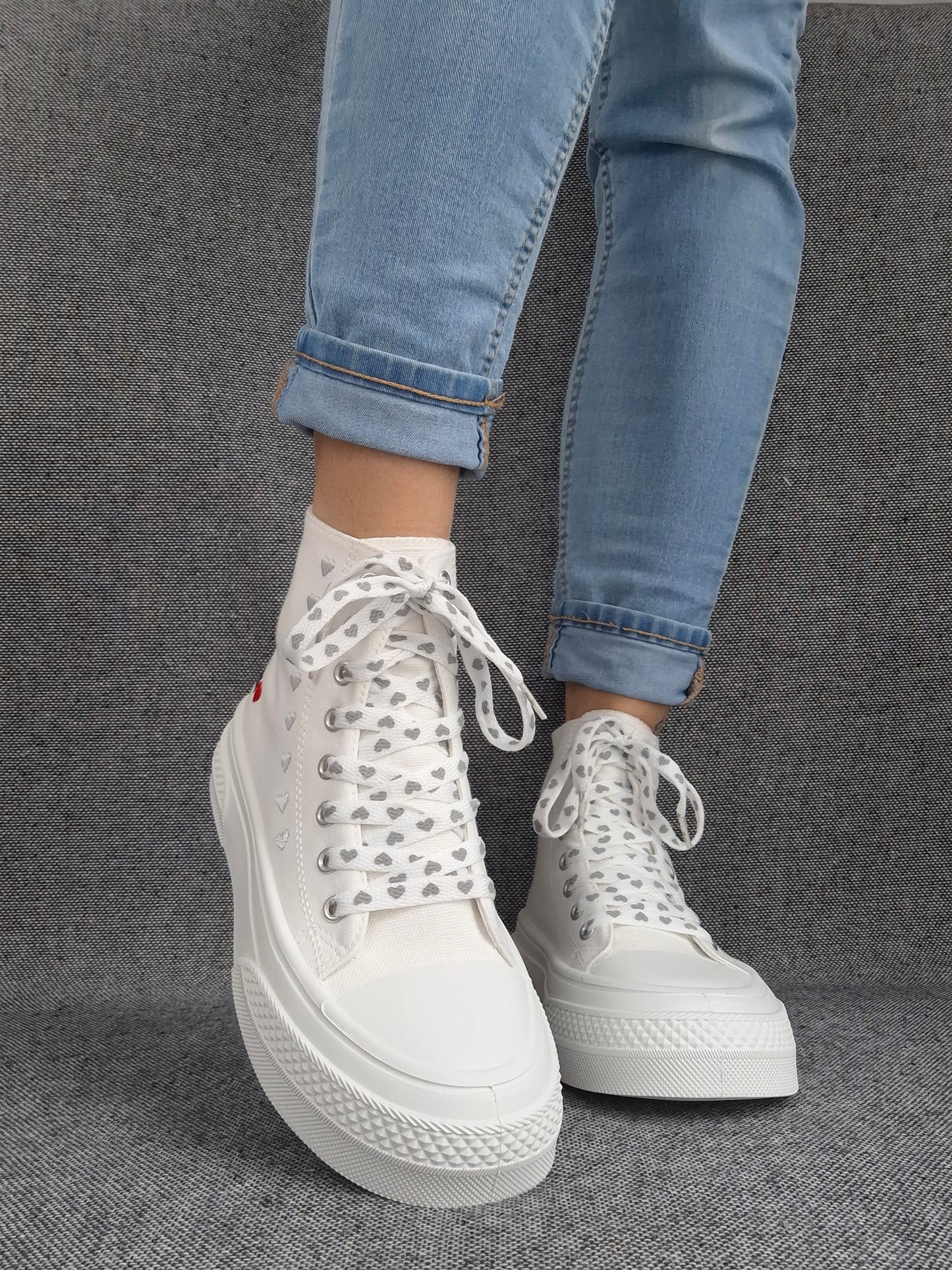 Chaussures baskets hautes en tissu toile beige avec motifs coeurs semelles compensées