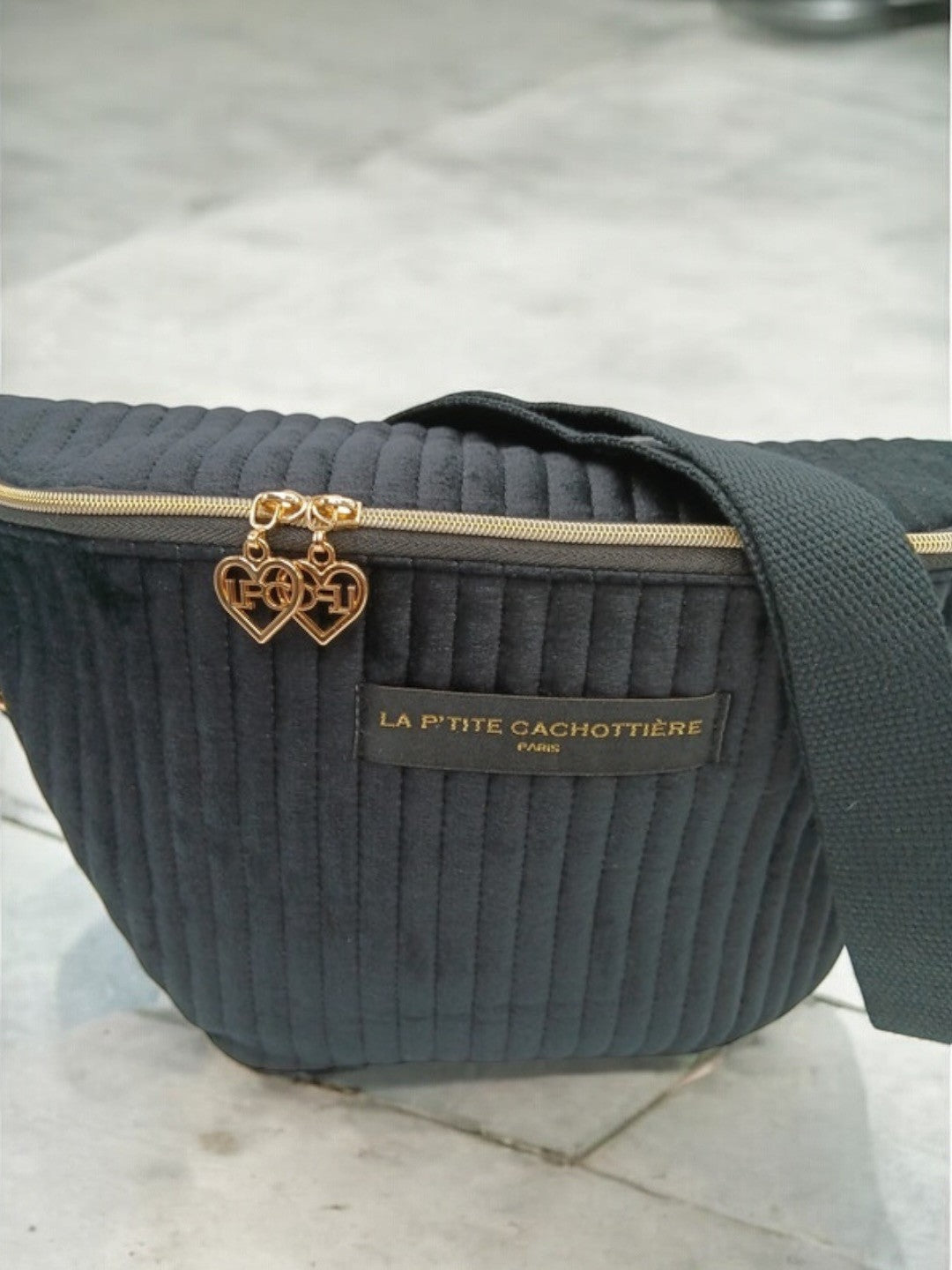 Sac banane en velours côtelé noir “La P’tite cachottière”