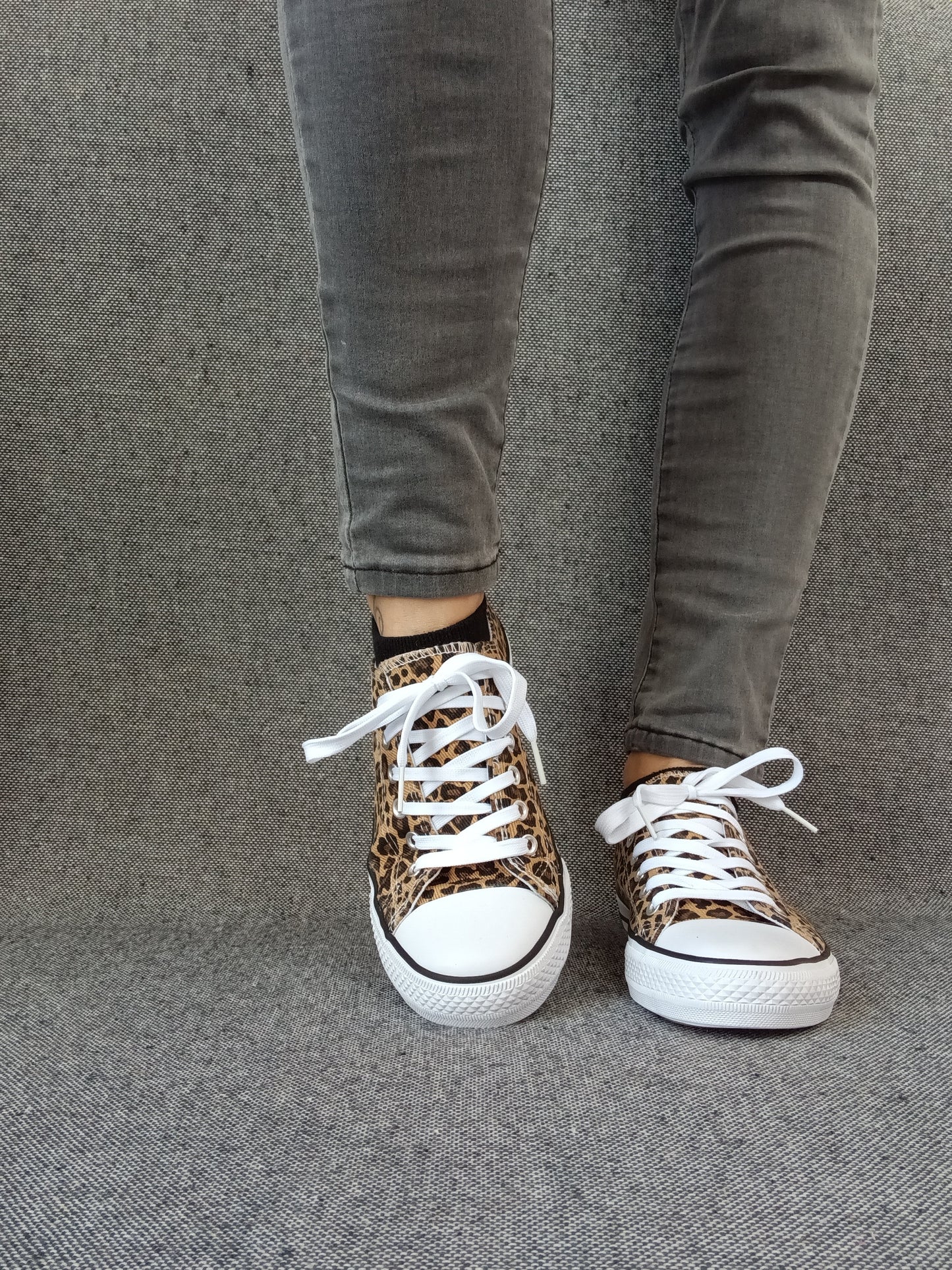 Chaussures baskets basses tissu léopard style converse
