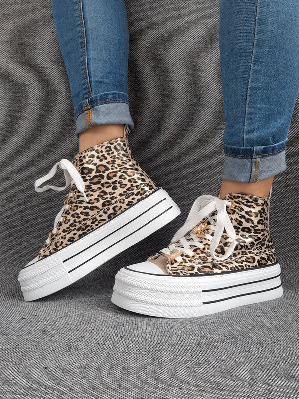 Chaussures baskets hautes semelle compensée en simili motif léopard style converse