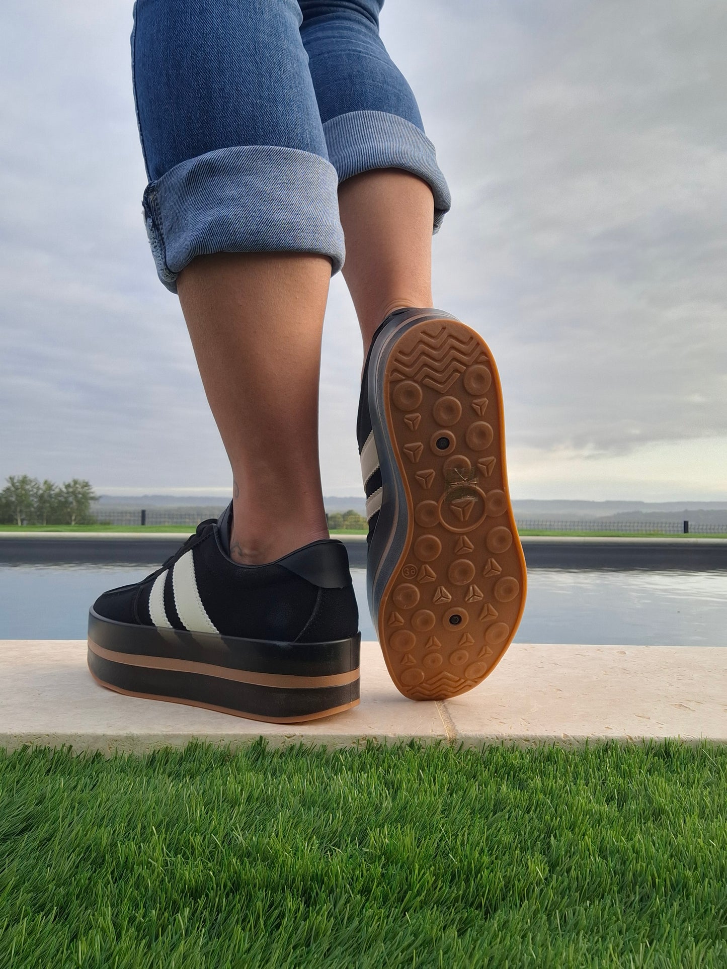 Chaussures baskets basses compensées noir avec bandes blanches style sneakers campus