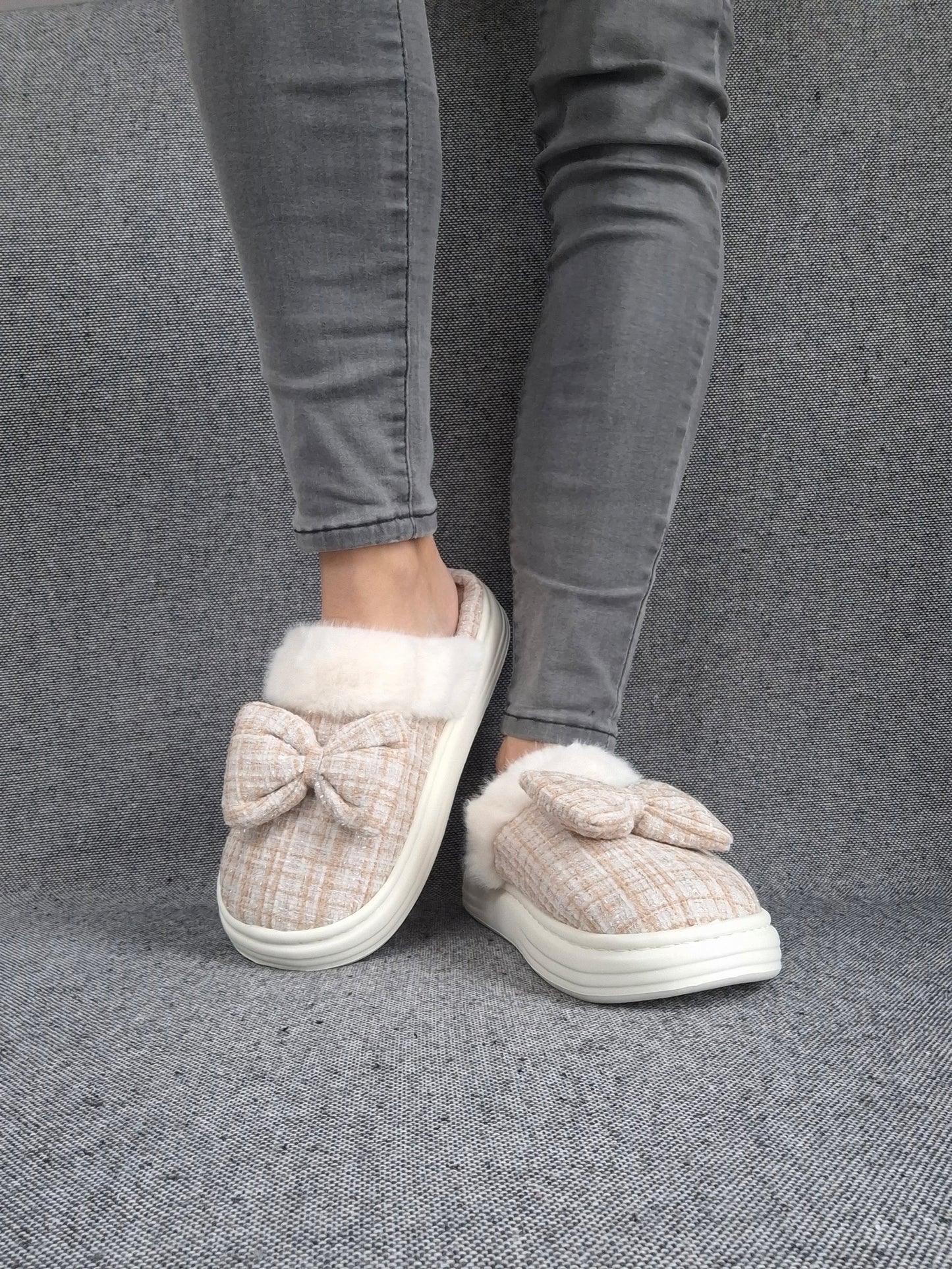 Chaussons fourrés beige et blanc en tissu à carreaux avec noeud