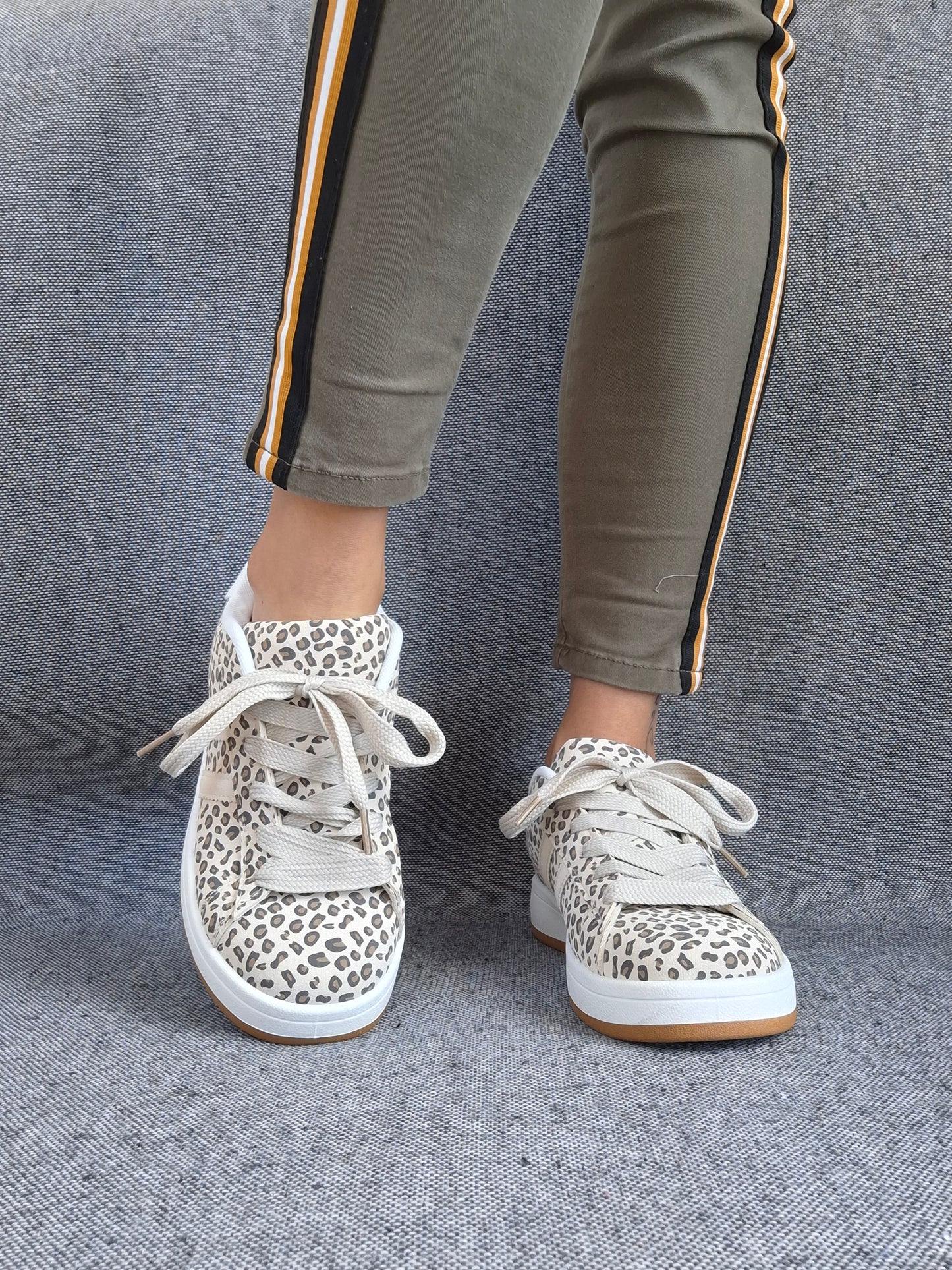 Chaussures baskets basses motif léopard basse en tissu beige style campus