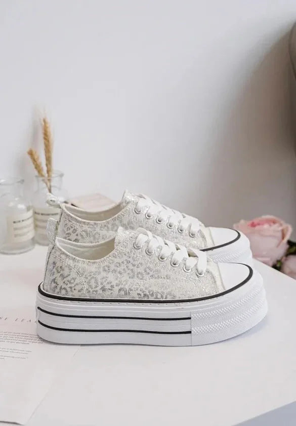 Chaussures baskets basses semelle compensée tissu motif léopard argenté style converse