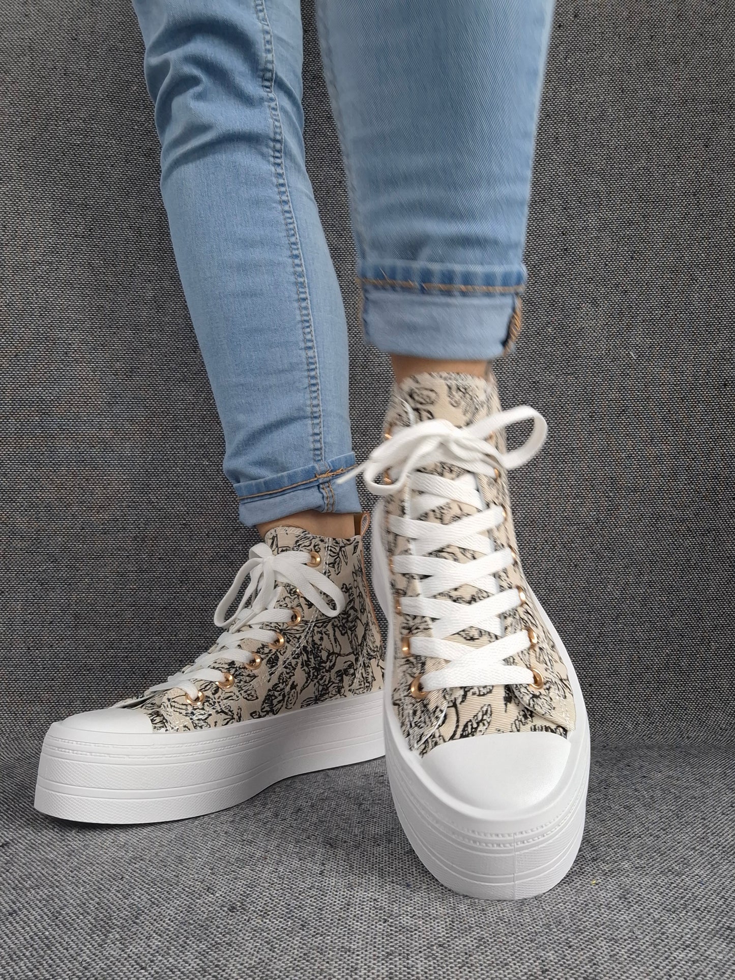 Chaussures baskets hautes en tissu toile beige toile de jouy noir semelles compensées
