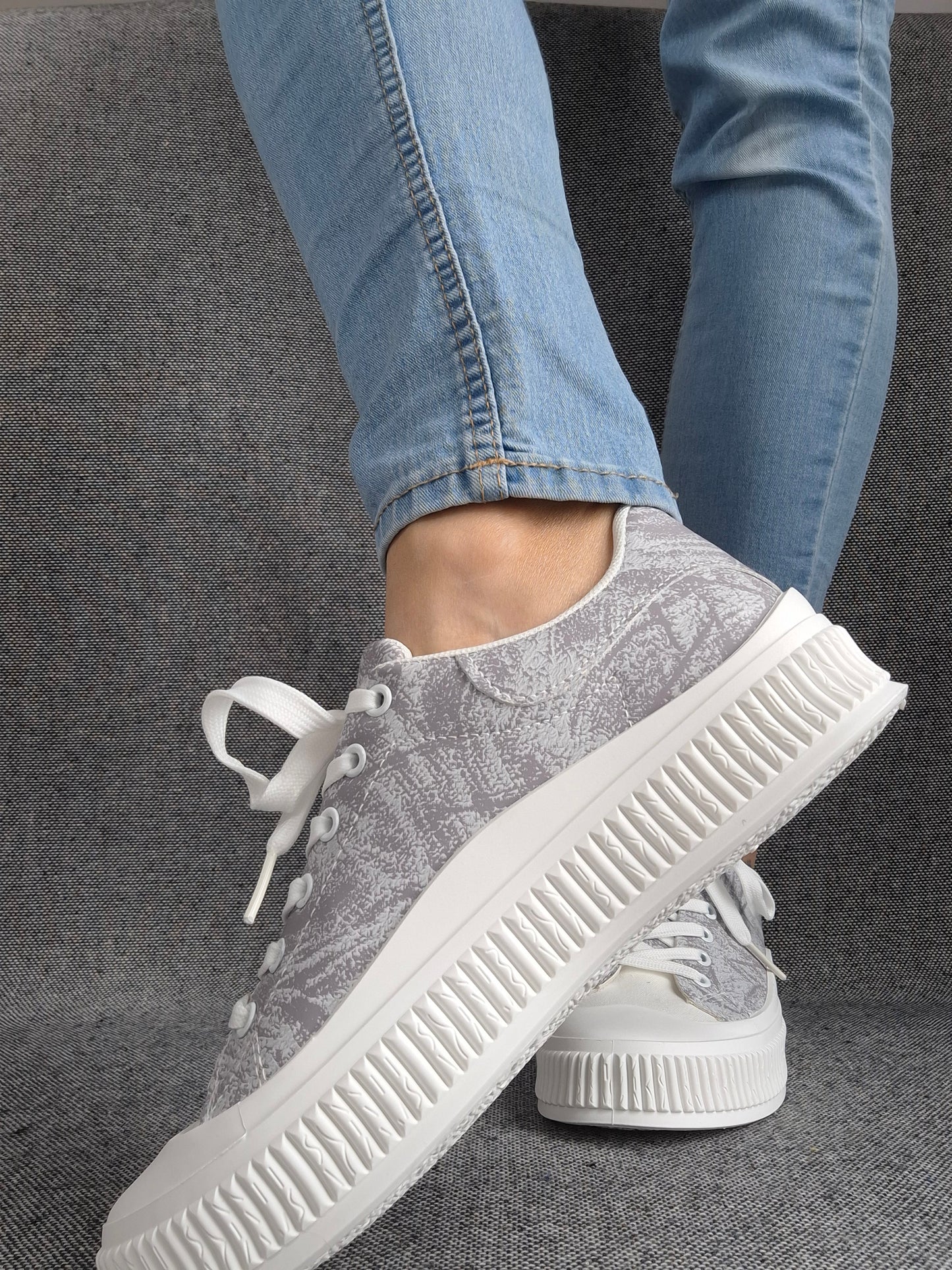 Chaussures baskets basses en tissu gris violet strié blanc