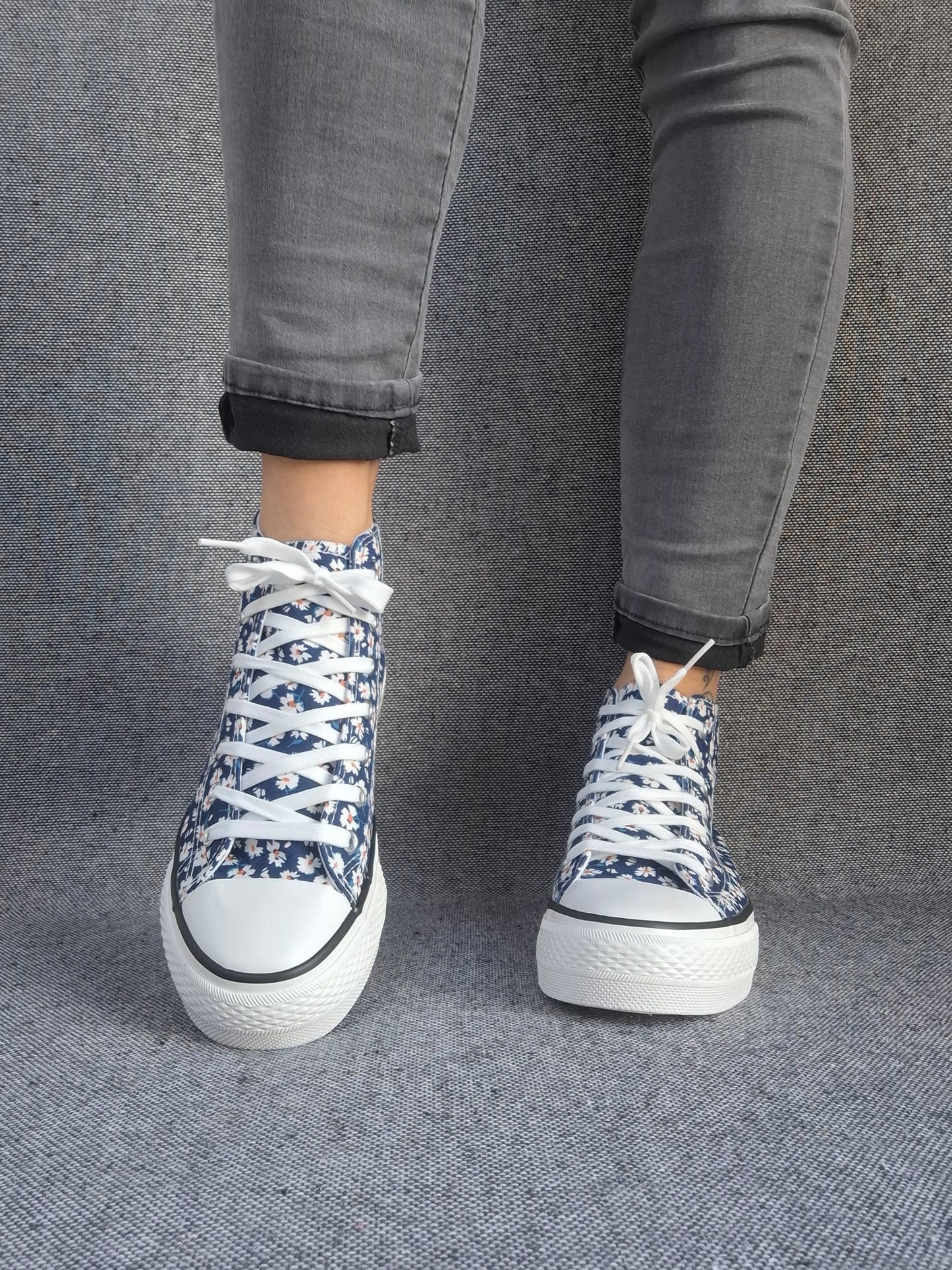 Chaussures baskets hautes motifs liberty fleurs bleu marine en tissu style converse