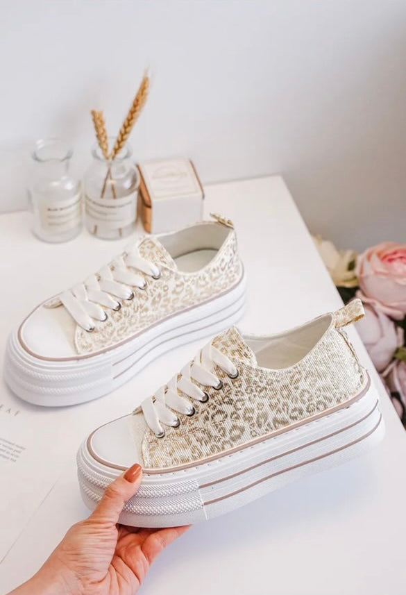 Chaussures baskets basses semelle compensée tissu motif léopard doré style converse