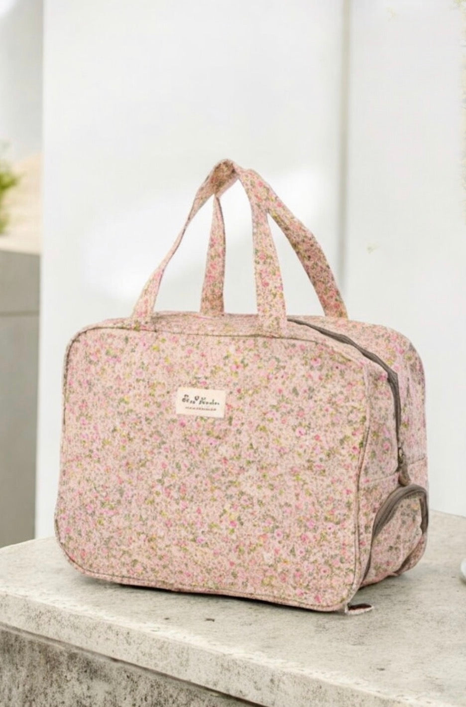 Sac polochon week-end rose motif liberty floral avec des motifs rose et vert