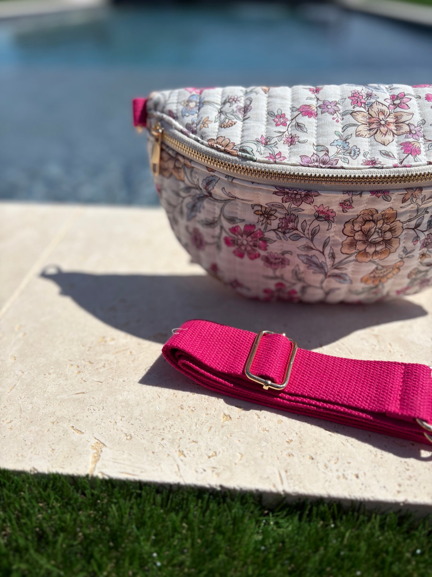 Sac banane en coton matelassé liberty blanc motif floral rose fuschia