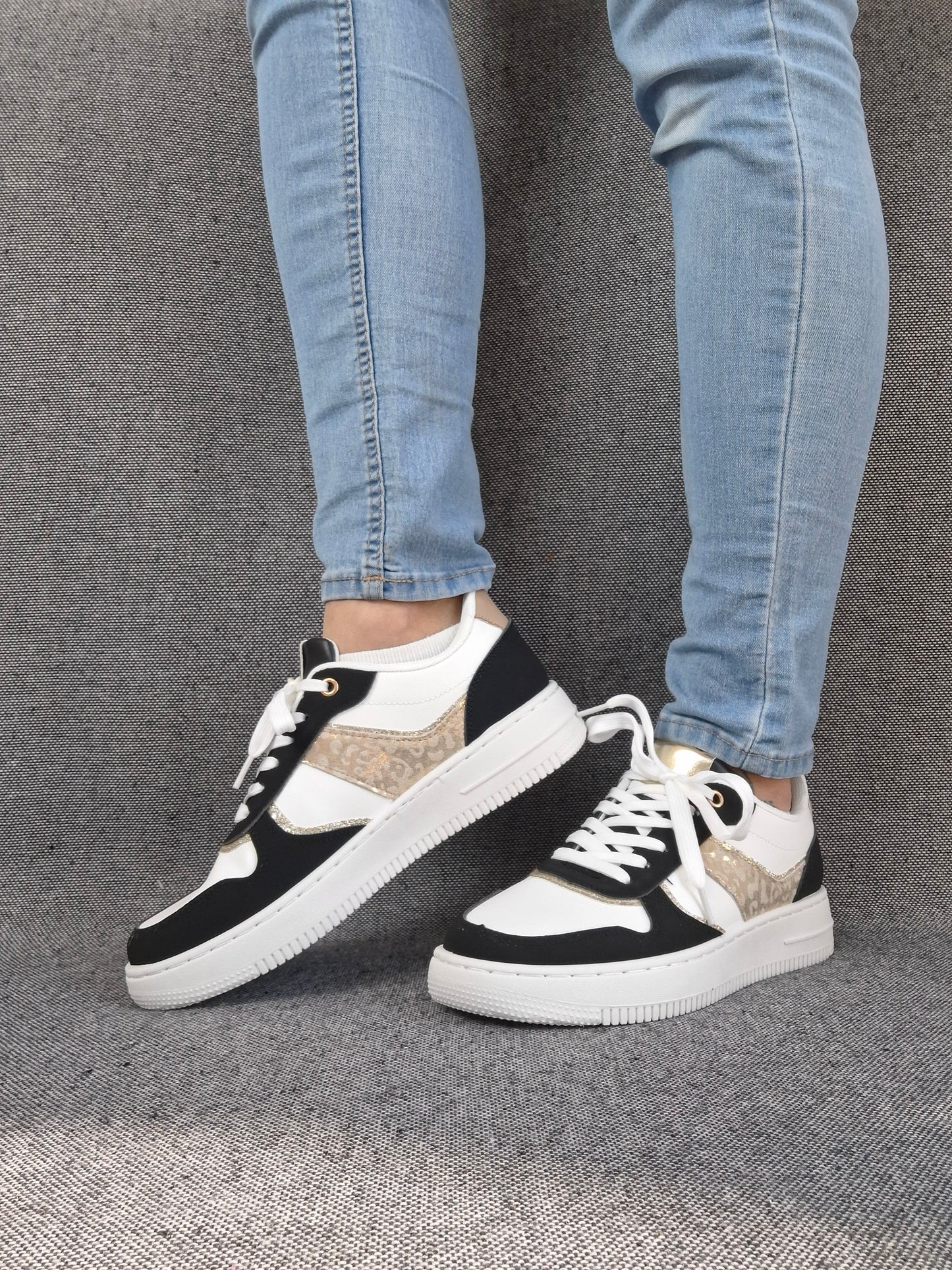 Chaussures baskets blanches et noirs details dorés style sneakers