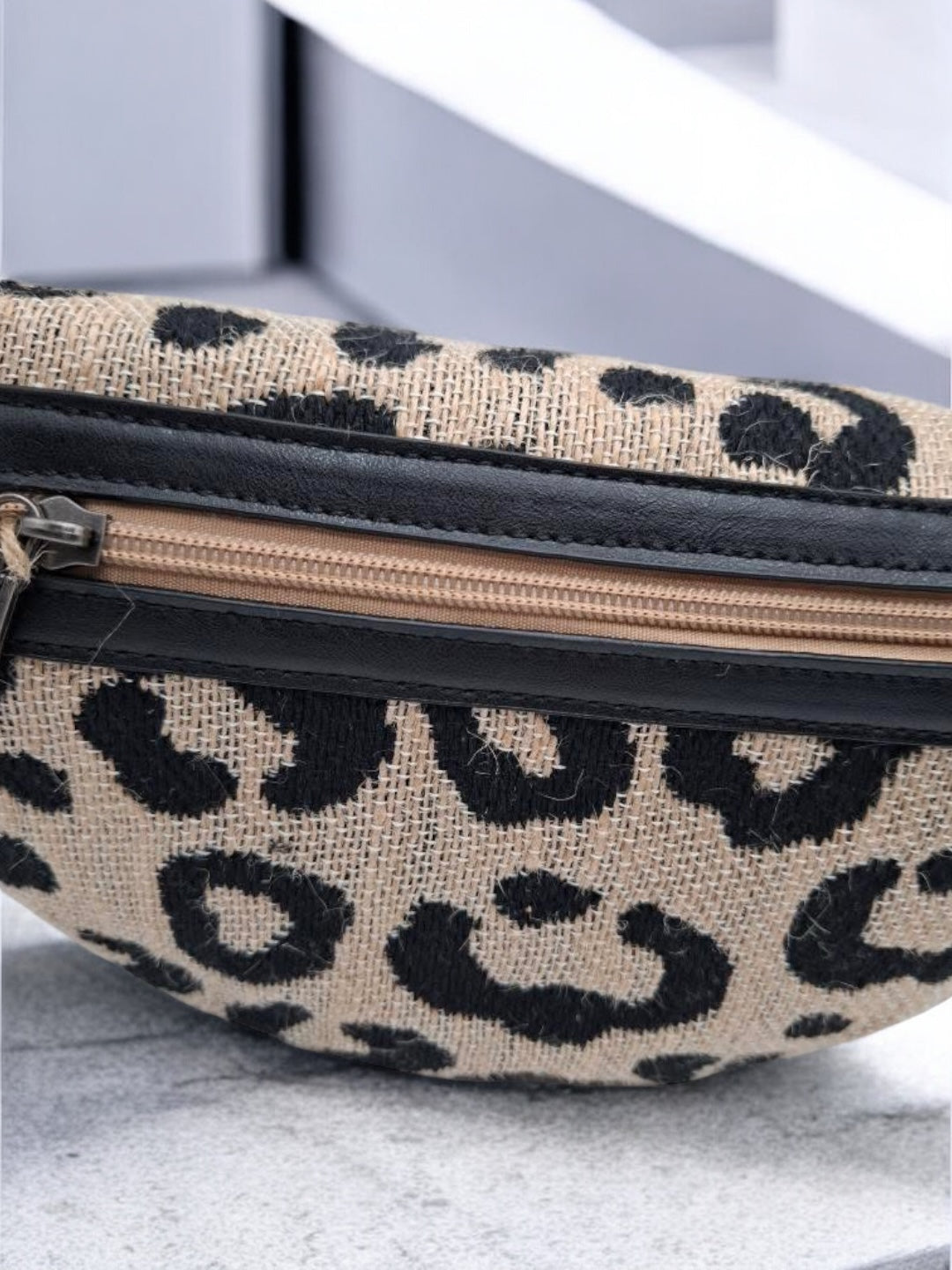 Sac banane une poche en toile de jute léopard noir