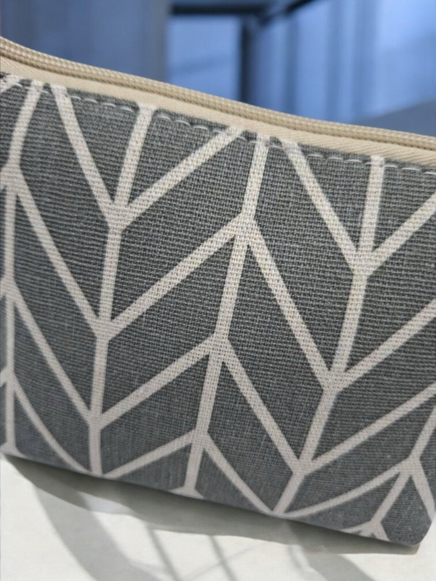 Trousse en coton motif géométrique blanc sur fond gris