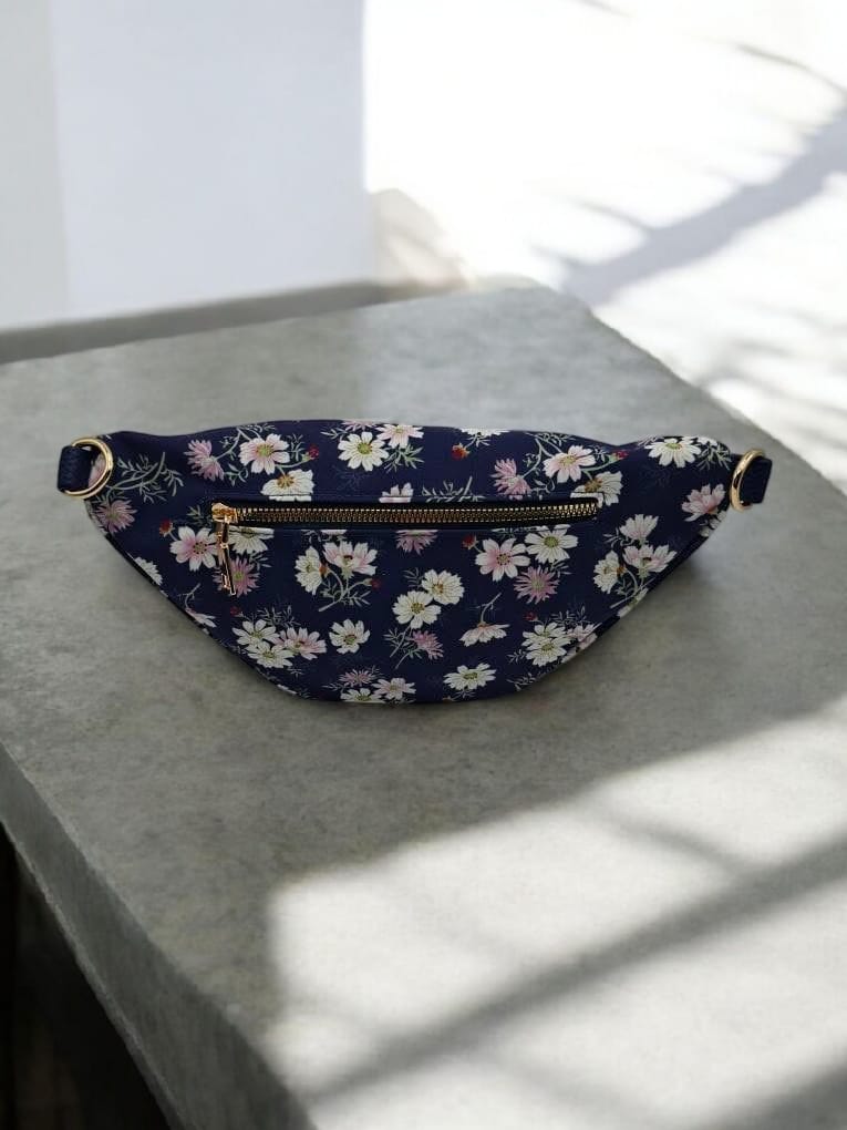 Sac banane en tissu bleu marine motifs fleuris blanc et rose