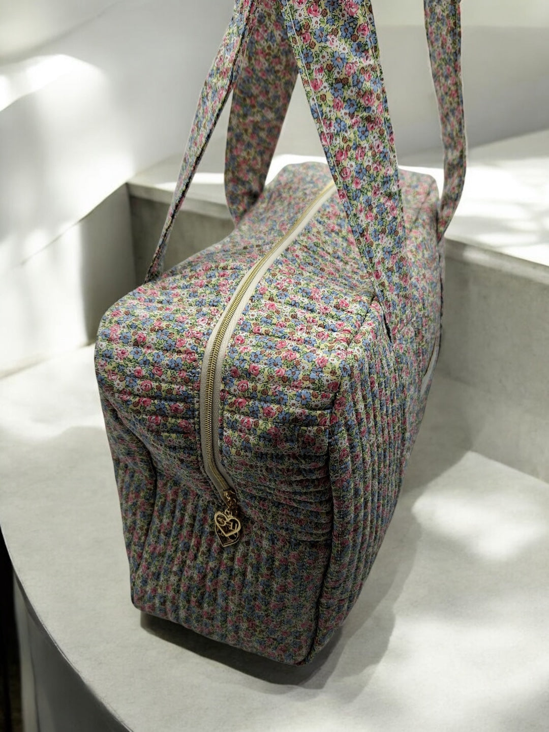 Sac week-end polochon en coton matelassé multicolore liberty fleuri rose bleu et blanc