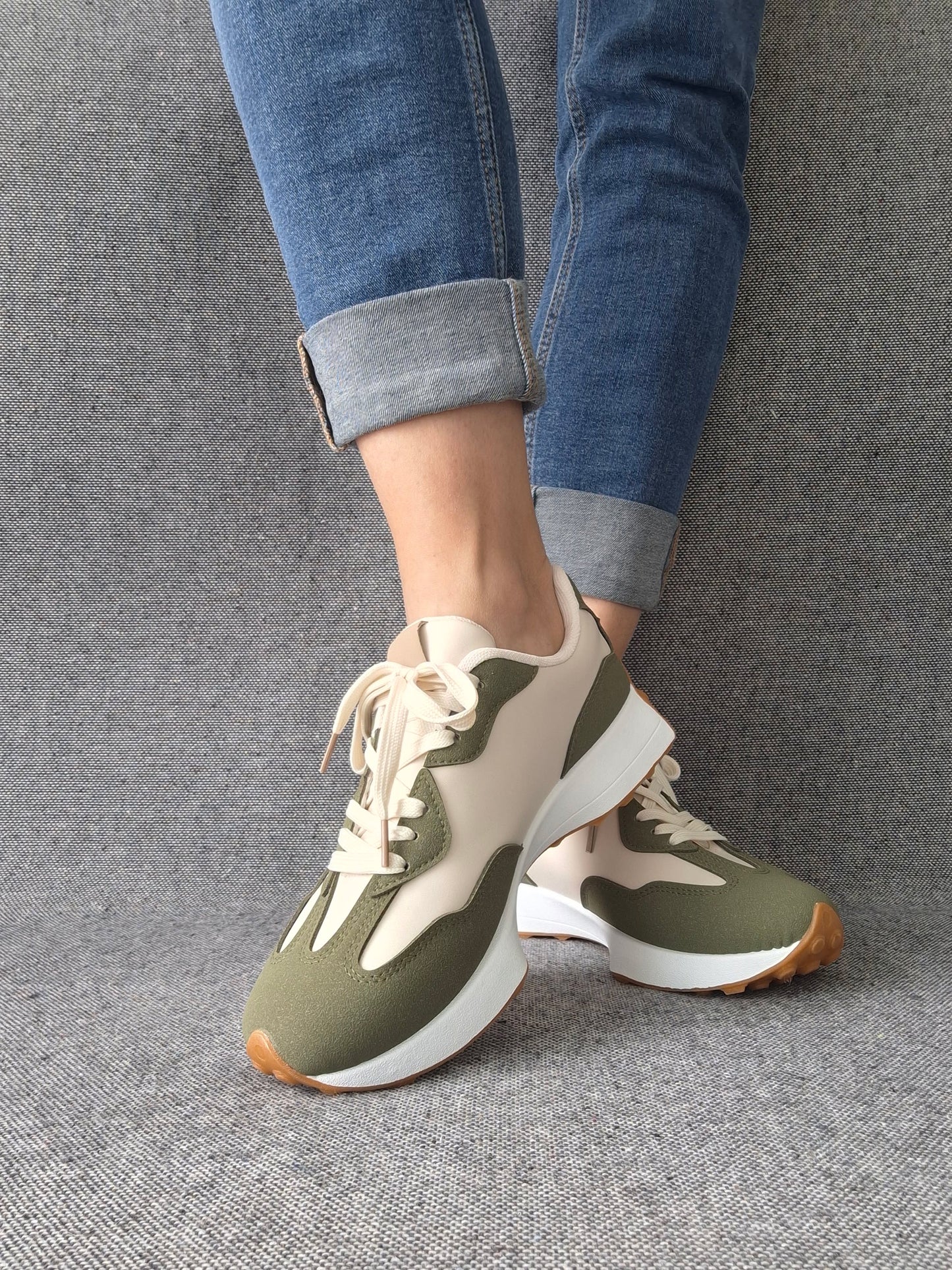 Chaussures baskets en tissu beige et kaki rehaussée par un motif taupe style sneakers