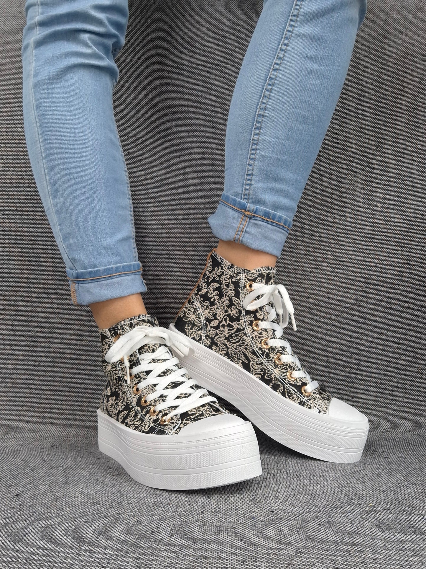 Chaussures baskets hautes en tissu toile noir toile de jouy beige semelles compensées
