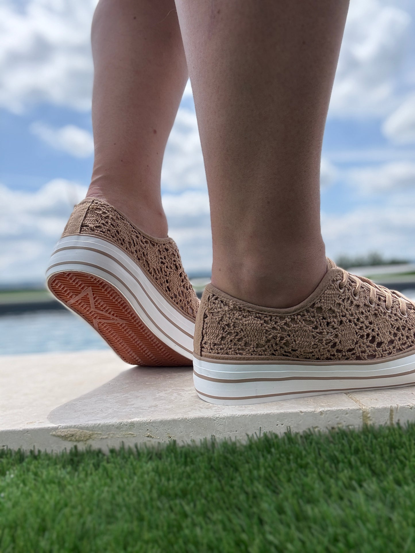 Chaussures baskets basses à dentelle beige foncé en tissu style converse