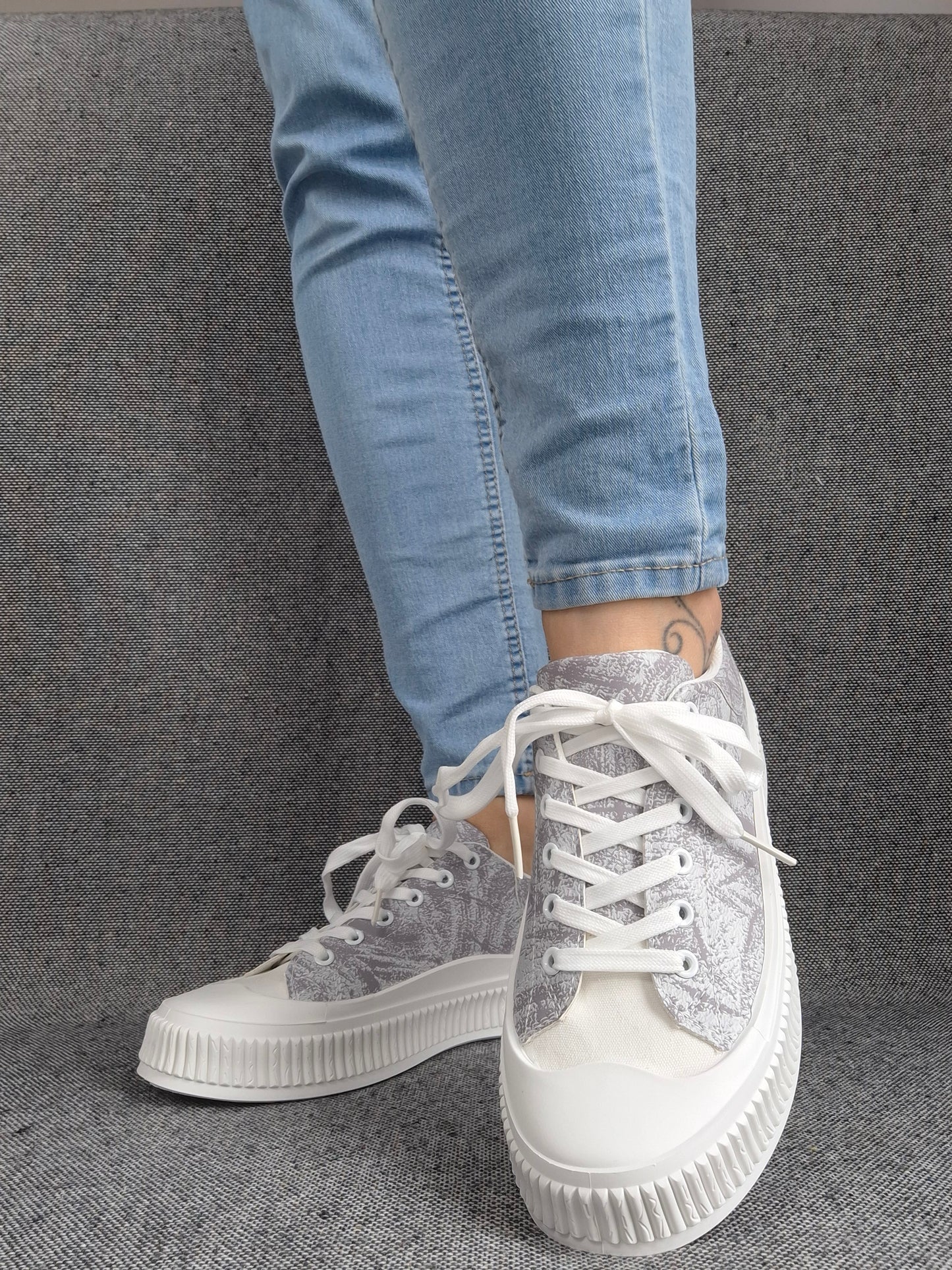 Chaussures baskets basses en tissu gris violet strié blanc