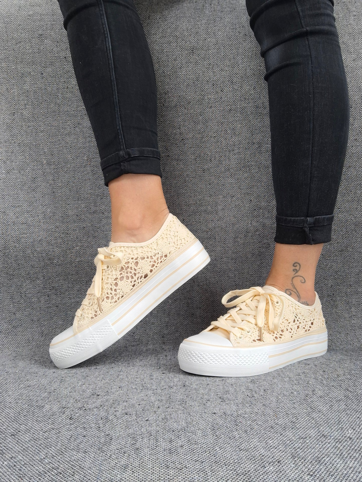 Chaussures baskets basses à dentelle beige en tissu style converse